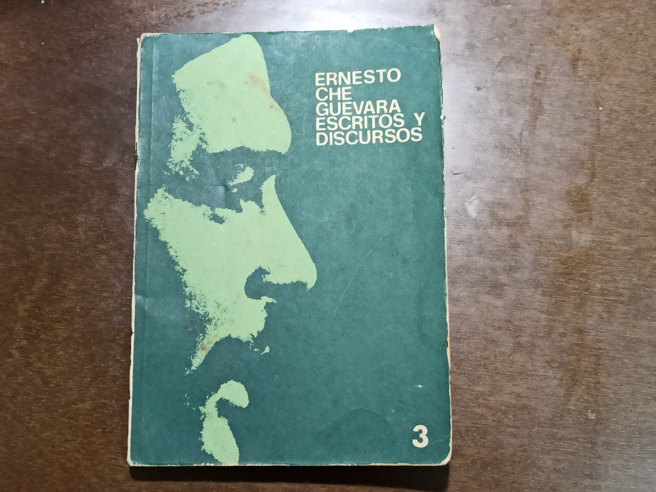Una rara información