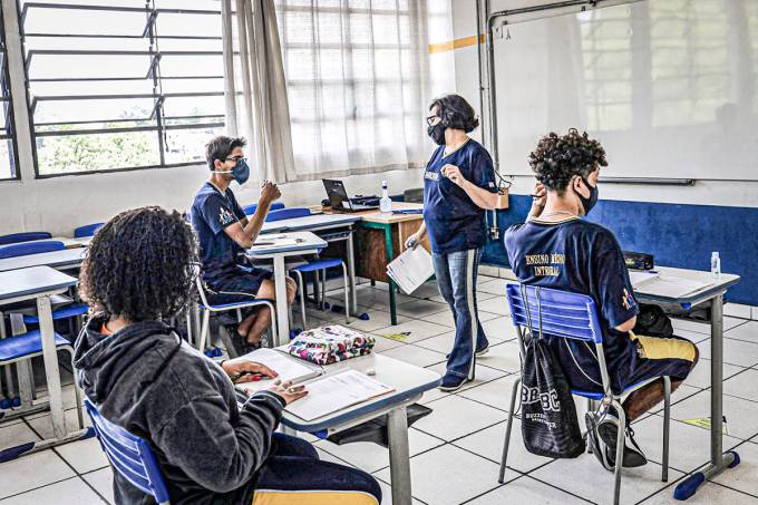 Pesquisa da REPU aponta que com as aulas presenciais a incidência de COVID 19 entre educadores foi 3 vezes maior do que na população estadual da mesma faixa etária!