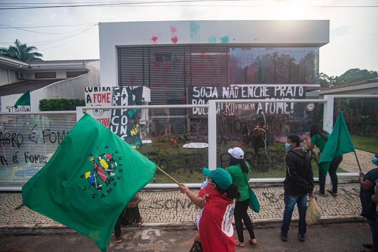Pichação como protesto contra o agronegócio desmatador