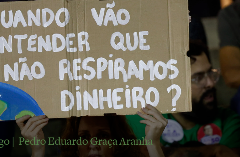 Cartaz com os dizeres: Quando vão entender que não respiramos dinheiro?