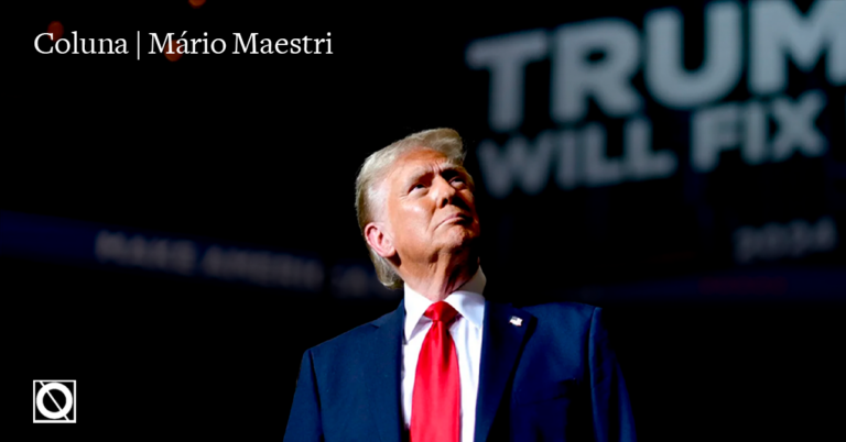 Trump olhando para cima em um comício.