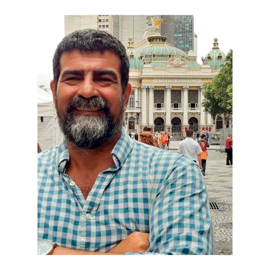 Foto de Pedro Eduardo Graça Aranha no centro do Rio de Janeiro